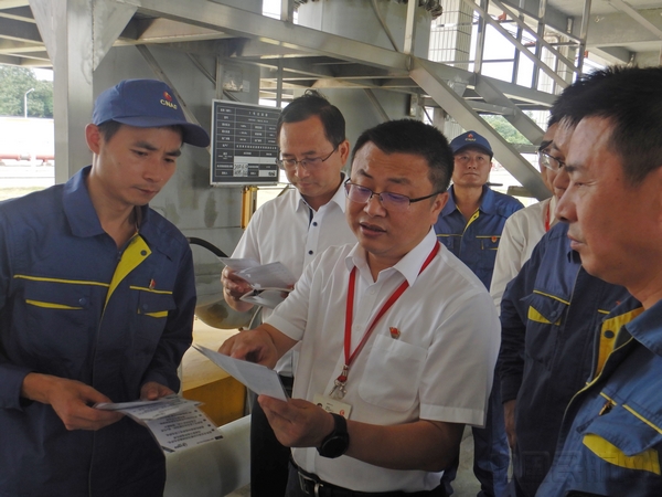 分公司党委书记一行到油泵棚进行观摩.jpg 分公司党委书记一行到油泵棚进行观摩.jpg