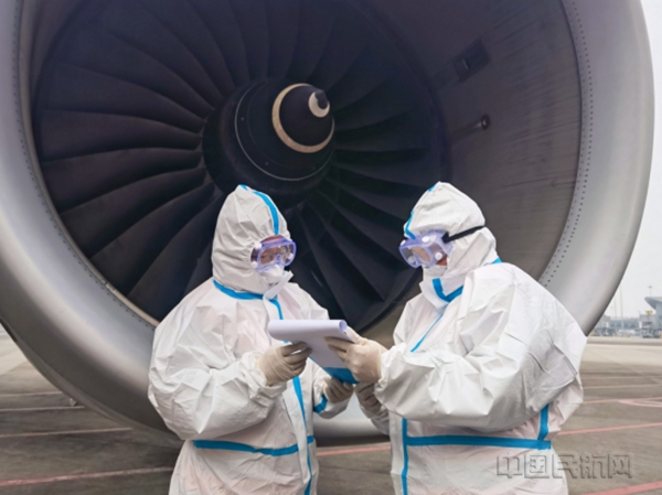 42人守护国门 筑牢抗疫防线——Ameco西南航线中心机务保障境外客货运来蓉航班侧记3039水印1.jpg