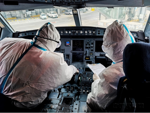 42人守护国门 筑牢抗疫防线——Ameco西南航线中心机务保障境外客货运来蓉航班侧记3069水印2.jpg