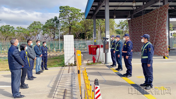 广东分公司领导看望入境航班保障员（张闯  摄） - 复件(1)_副本.png