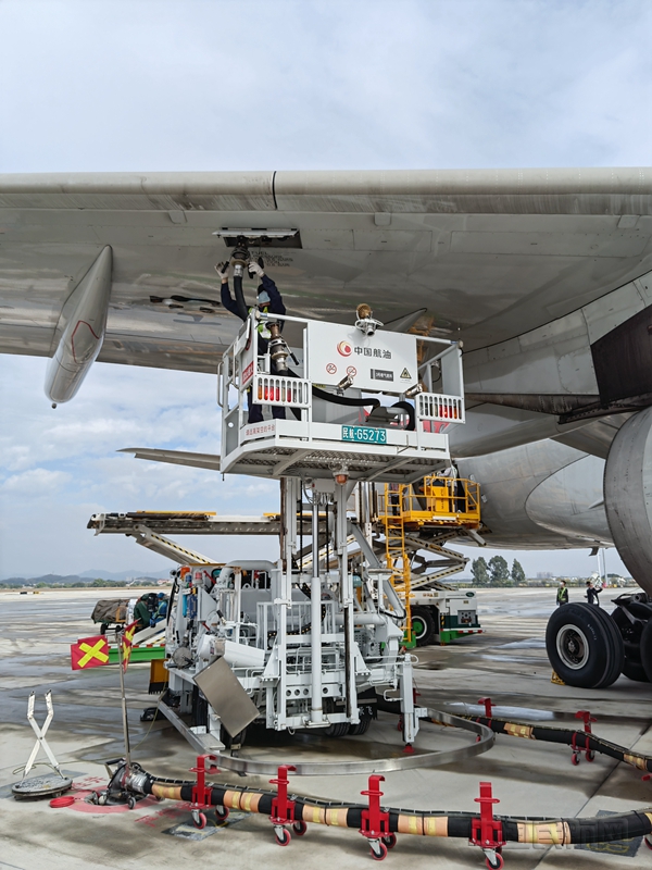 揭阳潮汕机场A330宽体客机首飞供油保障_（魏晓彬 摄）_副本.jpg