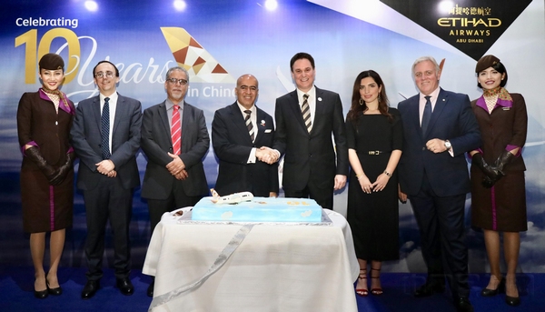 配图3：阿提哈德航空高管与阿联酋驻华大使共同庆祝阿提哈德航空在中国成功运营十周年（详见正文图释）.jpg