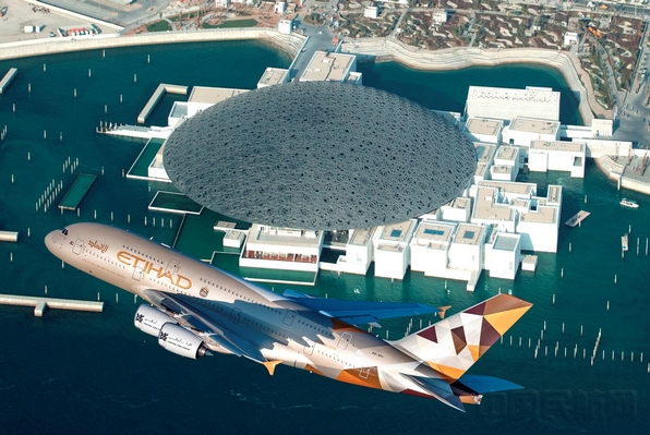 阿提哈德航空A380低空飞越阿布扎比卢浮宫.jpg 阿提哈德航空A380低空飞越阿布扎比卢浮宫.jpg