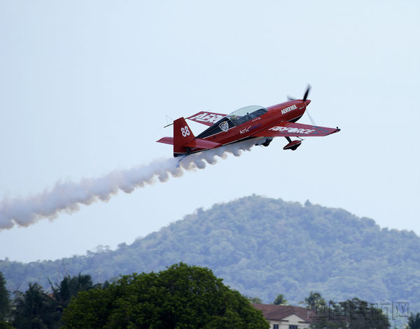 Extra 300L特色拉烟