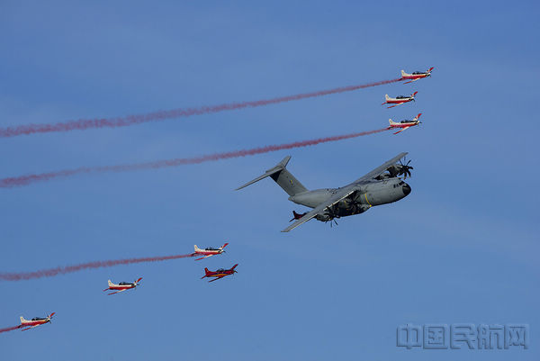 A400M和PC7编队开场
