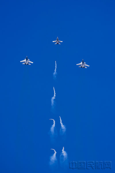 F18D编队热焰弹展演 1