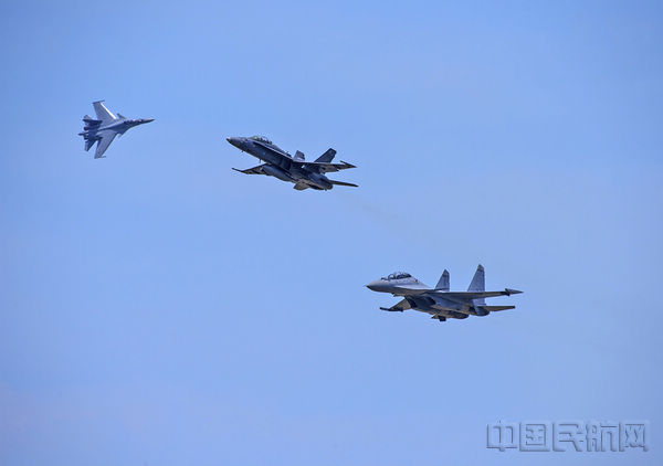 F18D和苏30MKM编队表演