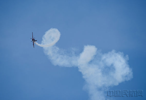 Extra 300L萦绕在蓝天