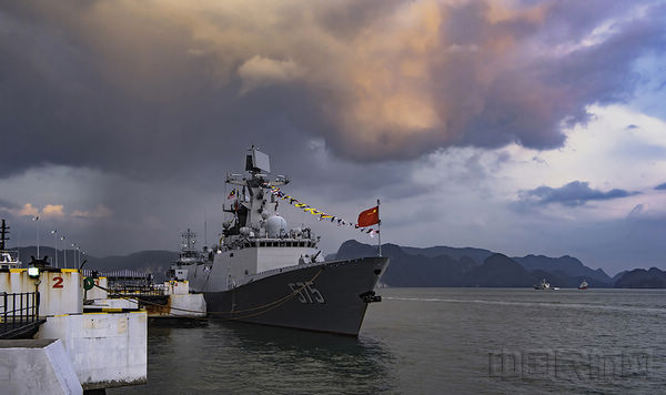 中国海军岳阳舰在兰卡威码头
