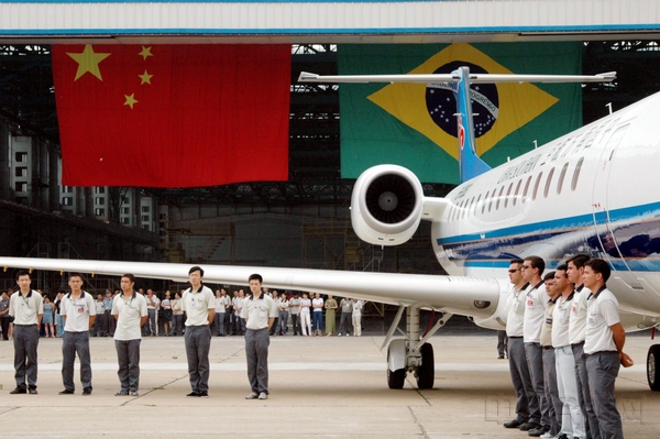 2004年6月28日，哈尔滨安博威向其首家用户中国南方航空公司交付首批两架ERJ145飞机.jpg