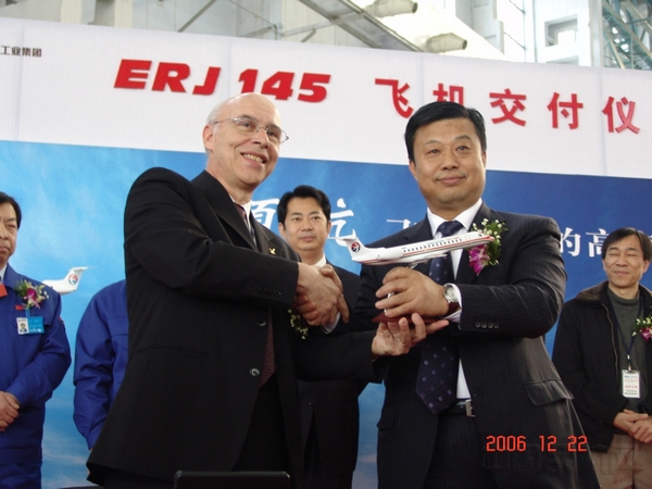 2006年12月22日，两架安博威ERJ145交付东方航空武汉有限公司.jpg