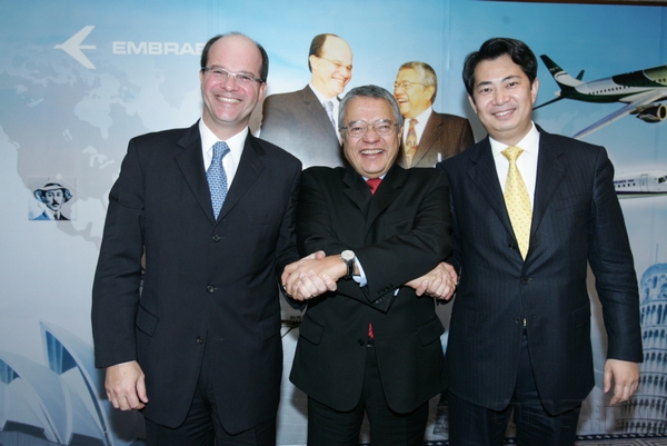2007年10月，时任巴航工业总裁兼首席执行官默里希奥·博泰罗（中）与公司执行副总裁费雷德里克·科拉多（左）到访中国，与关东元共同会见中国媒体.jpg