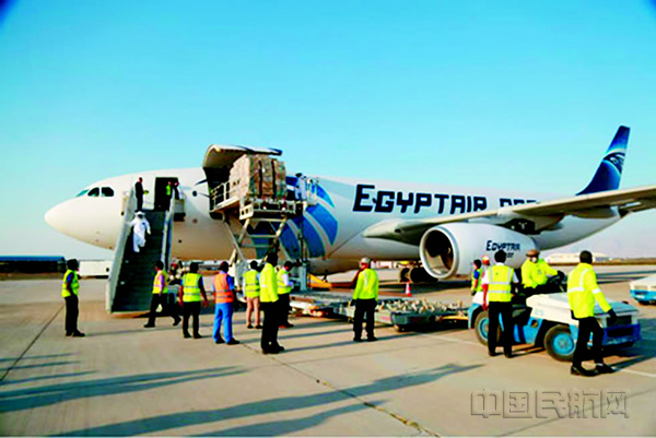 埃及航空货运部飞机正在装货