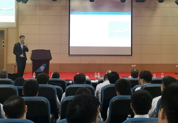 会议于周一在广州启动,作为中国737 MAX用户之一的中国南方航空公司的飞行员和代表们参加了会议.jpg 会议于周一在广州启动,作为中国737 MAX用户之一的中国南方航空公司的飞行员和代表们参加了会议.jpg