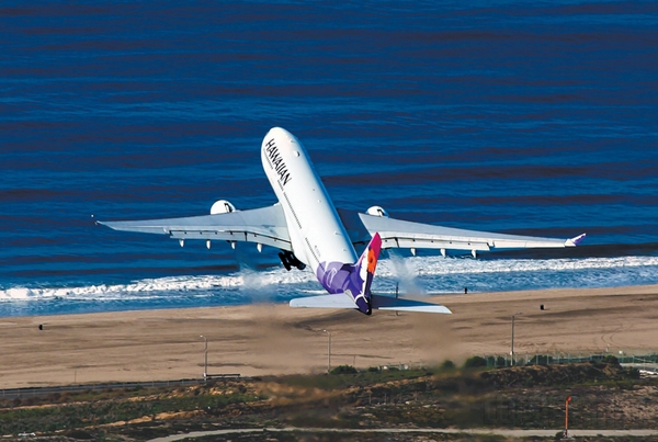 夏威夷航空空客 A330-200 飞机起飞，将飞越海岸线。.jpg