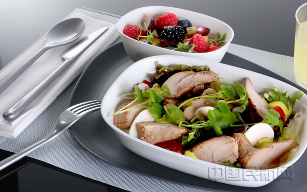 达美航空国际航线经济舱可享点餐服务、更丰盛的餐食和定制餐具06.jpg