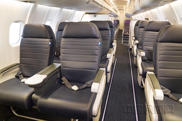 7.美联航CRJ550飞机配备了10个头等舱、20个舒适经济舱、20个经济舱座位。08.jpg