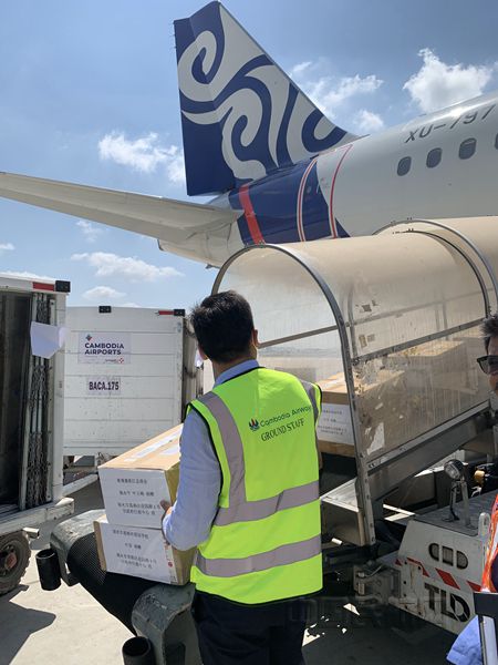 共抗疫情，柬航持续捐赠、免费运输医疗物资支援中国 (3)_副本.jpg