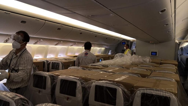 奥地利航空客机客舱空间也被用来装载物资-汉莎供图_副本.jpg