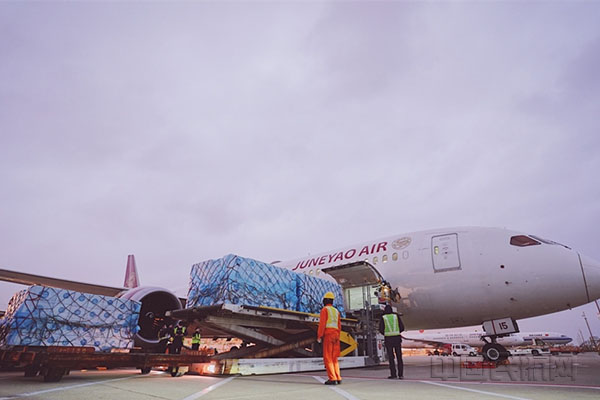 2月5日吉祥航空宽体客机装载超过17吨防疫物资飞往武汉(图片来源:吉祥航空)1.jpg 2月5日吉祥航空宽体客机装载超过17吨防疫物资飞往武汉(图片来源:吉祥航空)1.jpg