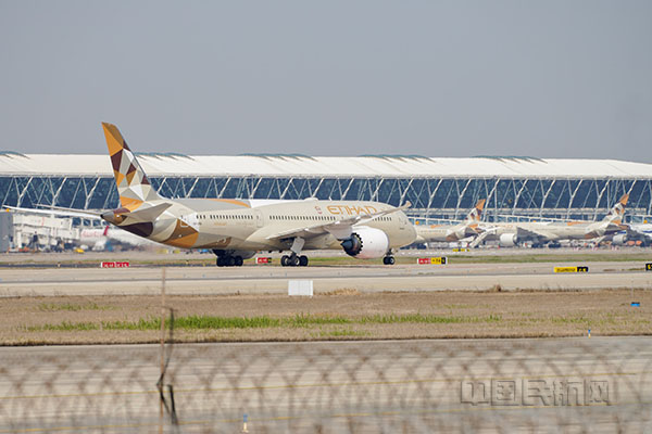 阿提哈德航空多架飞机抵达上海浦东机场（ZEAJAY／摄 阿提哈德航空提供）.jpg