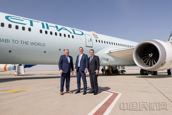 水印 波音民用飞机集团总裁兼首席执行官Stan Deal、阿提哈德航空集团首席执行官Tony Douglas及GE航空集团总裁兼首席执行官John Slattery2.jpg