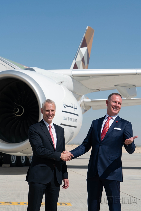 水印 罗尔斯·罗伊斯民用航空航天公司总裁Chris Cholerton及阿提哈德航空集团首席执行官Tony Douglas4.jpg