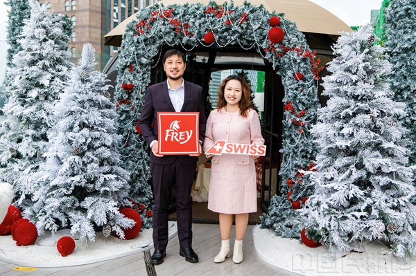 瑞士国际航空公司大中华区总经理陈倩和飞瑞尔巧克力大中华区总经理Jose Chiu合影21