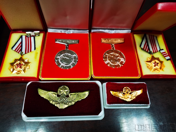 奖章.jpg 奖章.jpg