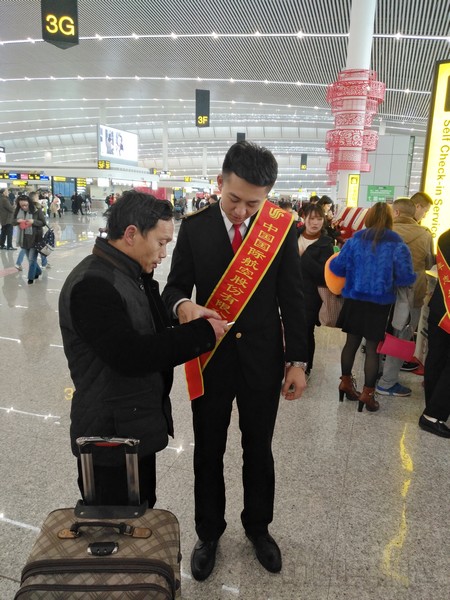 春运期间，中国民航大学的志愿者在机场为旅客指引。.jpg
