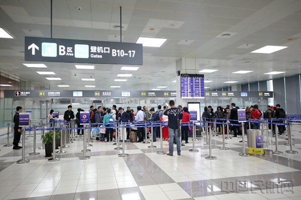 旅客在珠海机场东指廊安检口等候查验