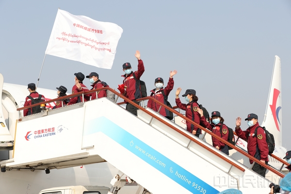 东航承运的我国援外抗疫专家组-东航供图.jpg 东航承运的我国援外抗疫专家组-东航供图.jpg