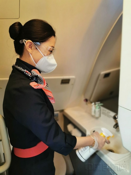 东航乘务员及时清洁客舱洗手间-东航供图.jpg 东航乘务员及时清洁客舱洗手间-东航供图.jpg