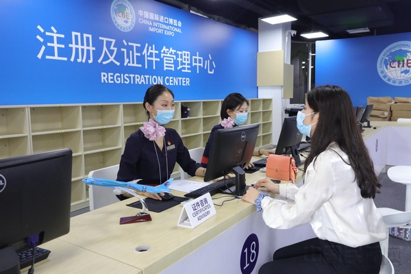 东航地服员工在进博场馆的注册和证件管理窗口开展服务-东航供图.jpg 东航地服员工在进博场馆的注册和证件管理窗口开展服务-东航供图.jpg