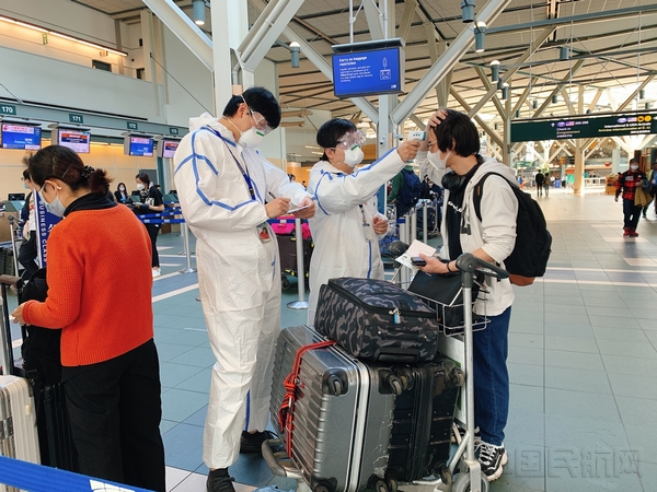 东航驻外工作人员在境外站点开展测温和筛查-东航供图.jpg 东航驻外工作人员在境外站点开展测温和筛查-东航供图.jpg