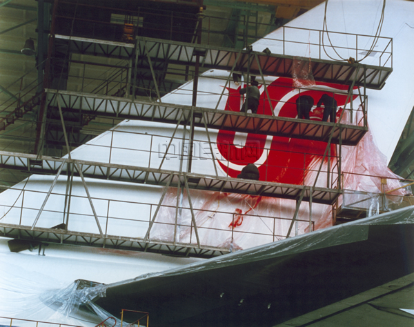 1988年，民航体制改革，中国国际航空公司正式成立，由艺术家韩美林为国航设计的凤凰标志首次在飞机上机进行喷涂（王泽民/摄）.jpg