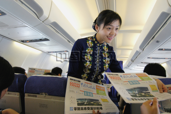 2004年9月海航空乘机上发放《中国民航报》（赵晓兵拍摄）