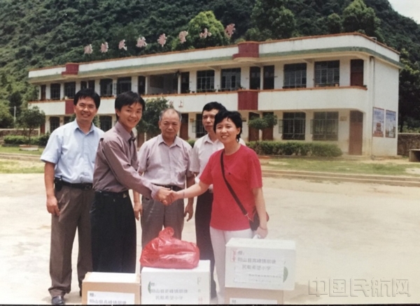 4、中南空管局气象中心在鹏塘民航希望小学落成仪式上捐赠学习用品·摄于1997年9月.jpg