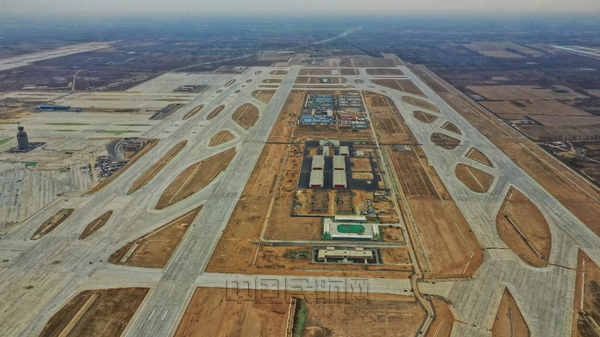 北京大兴国际机场跑道道面全面贯通(视频图)